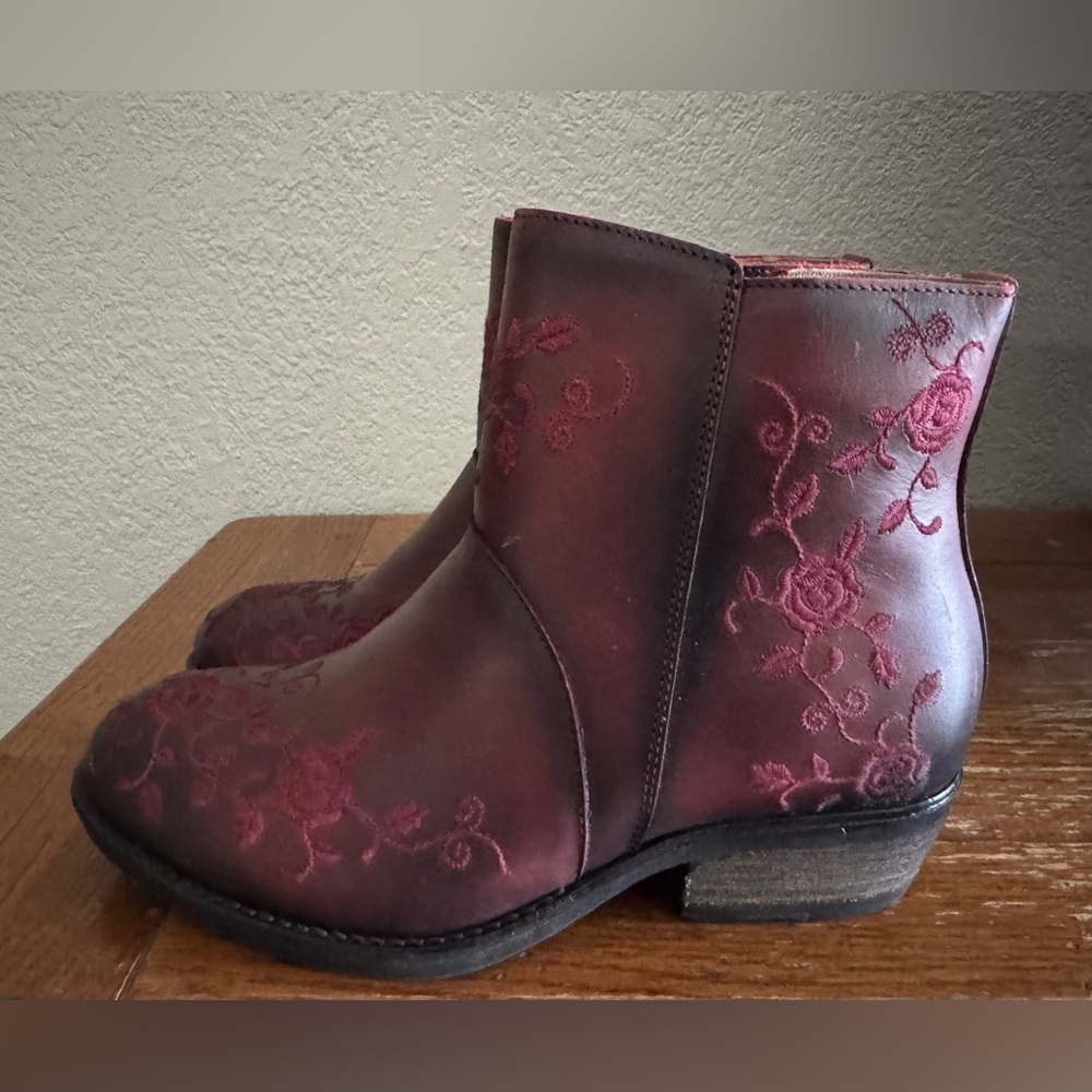 Taos Privilege 2 Chelsea Boot Sz 6.5 Red Embroidered Floral Western Festival